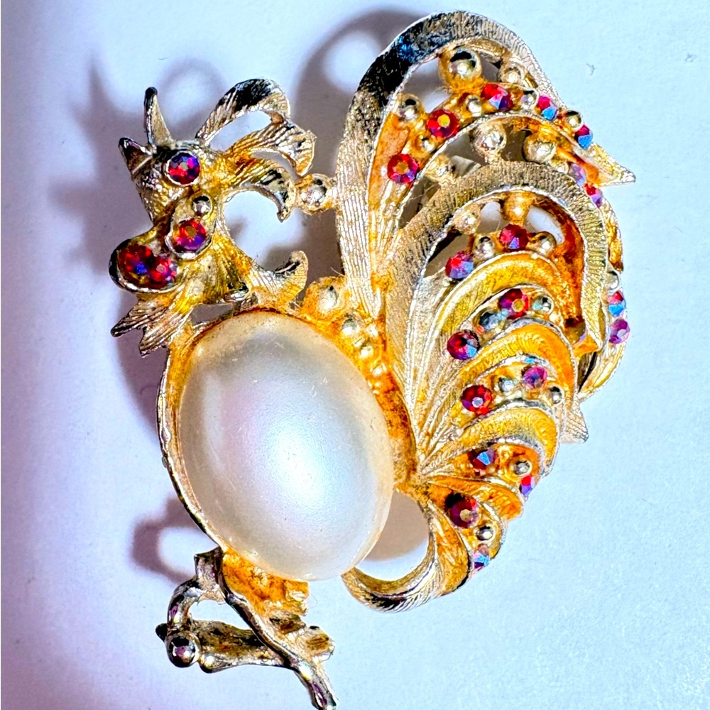 Vintage Gold tone rooster faux Pearl Brooch